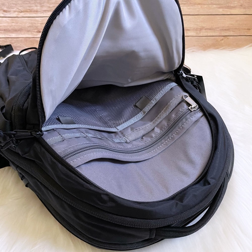The North Face Women’s Surge 31 Liter Backpack In Black - Picture 6 of 9